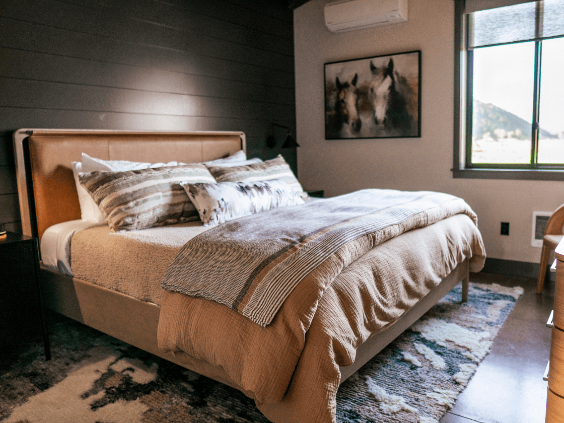 a bedroom in a single bedroom cabin at The Meadows on Rock Creek